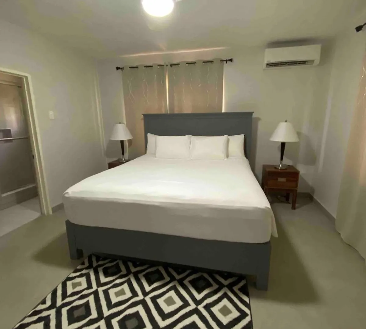 Landing Strip - East Wing Beach House Black River Jamaika